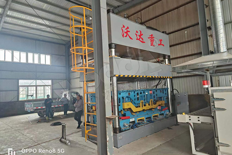 315噸汽車內(nèi)飾件液壓機(jī)客戶現(xiàn)場